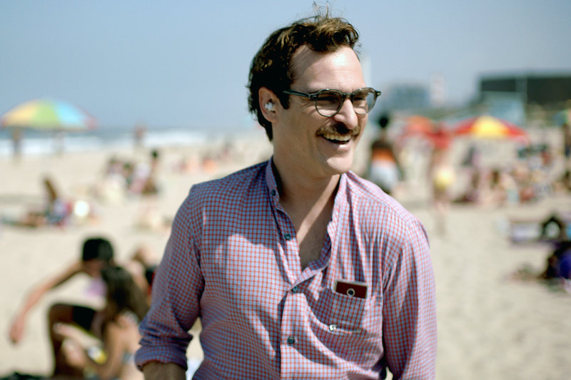 Theodore (Joaquin Phoenix) ist verrückt nach Samantha. Nur gibt es da ein kleines Problem: Samantha ist kein Mensch, sondern die Stimme eines hochintelligenten Betriebssystems. Mit ihr im Ohr führt er endlich wieder ein erfülltes Leben. – Bild: ARTE France / © Warner Bros. Theodore (Joaquin Phoenix) ist verrückt nach Samantha. Nur gibt es da ein kleines Problem: Samantha ist kein Mensch, sondern die Stimme eines hochintelligenten Betriebssystems. Mit ihr im Ohr führt er endlich wieder ein erfülltes Leben. – Bild: ARTE France / © Warner Bros.