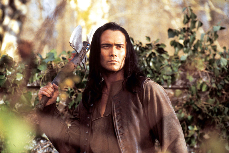 Der Irokese Mani (Mark Dacascos) sucht zusammen mit seinem Blutsbruder Chevalier Grégoire de Fronsac nach der Bestie von Gévaudan. – Bild: RTL II Der Irokese Mani (Mark Dacascos) sucht zusammen mit seinem Blutsbruder Chevalier Grégoire de Fronsac nach der Bestie von Gévaudan. – Bild: RTL II