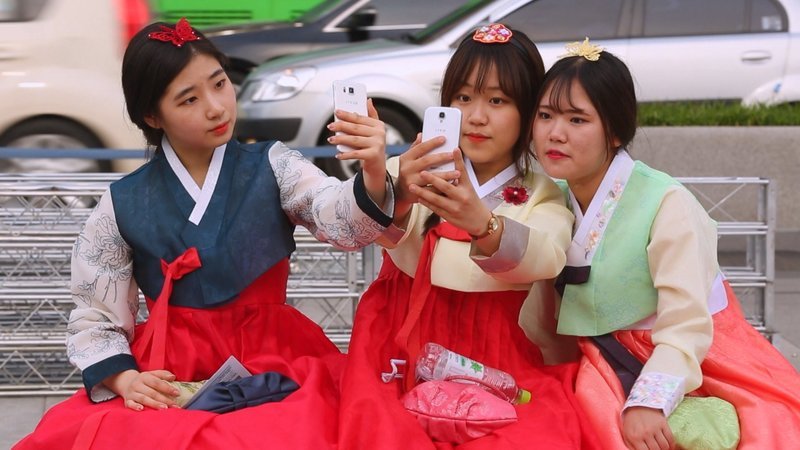 Nirgends auf der Welt ist die Bevölkerung virtuell vernetzter und schneller unterwegs, als in Südkorea. – Bild: ZDF und Aline Hoorpah