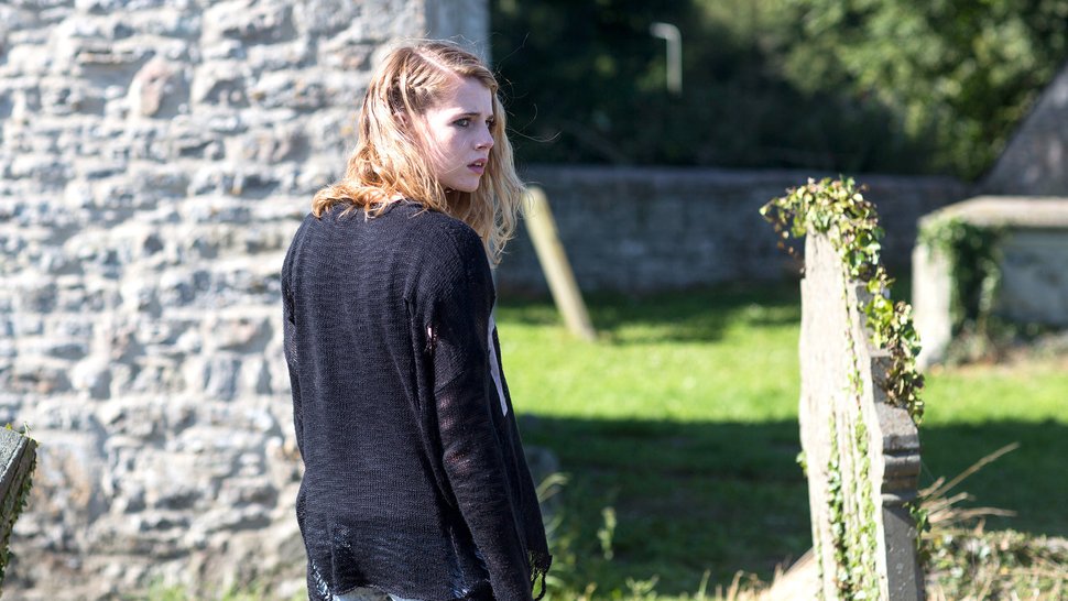 Chloe (Lucy Boynton) scheint von einm mysteriösen Fluch befallen zu sein..Chloe (Lucy Boynton) scheint von einm mysteriösen Fluch befallen zu sein.. – Bild: Don’t Knock Twice
