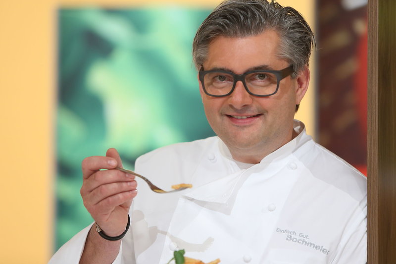 Einfach Gut Bachmeier S07e02 Tomatensuppe Mit Quarknockerl Gefullte Kartoffeln Saibling Topfenpfannkuchen Erdbeeren Fernsehserien De 