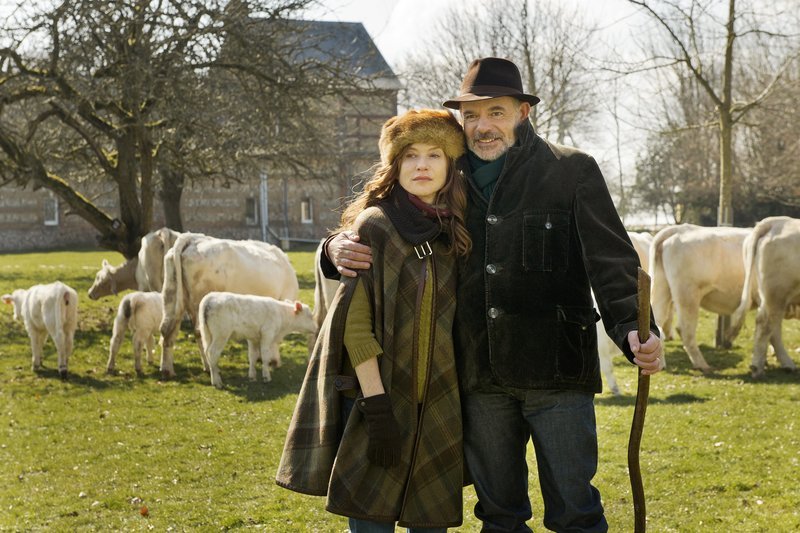 Isabelle Huppert, Jean-Pierre Darroussin – Bild: JEROME PREBOIS / MKNS Isabelle Huppert, Jean-Pierre Darroussin – Bild: JEROME PREBOIS / MKNS