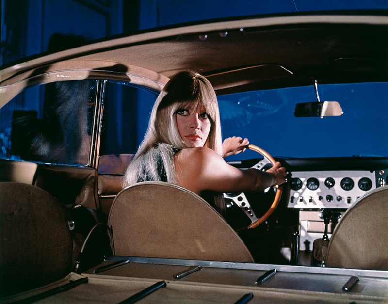 Wie bei Bond spielen auch bei Bava schnelle Autos eine tragende Rolle. Am Steuer: Bava-Girl Marisa Mell als Eva Kant – Bild: ARTE /​ © Paramount Pictures
