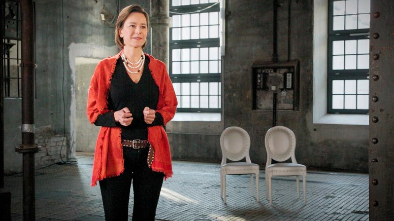 Monika Czernin, Autorin einer Roman-Biografie über Anna Sacher, berichtet, wie es dieser ungewöhnlichen Frau gelang, aus einem sehr guten Hotel „das Sacher“ zu machen. – Bild: PHOENIX/ZDF/ORF/Geyrhalter Filmprodu Monika Czernin, Autorin einer Roman-Biografie über Anna Sacher, berichtet, wie es dieser ungewöhnlichen Frau gelang, aus einem sehr guten Hotel „das Sacher“ zu machen. – Bild: PHOENIX/ZDF/ORF/Geyrhalter Filmprodu