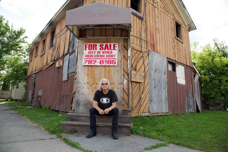 Lech Kowalski während der Dreharbeiten vor einem der vielen verlassenen Gebäude in der Stadt Utica im Bundesstaat New York – Bild: ARTE France /​ © Revolt Cinéma