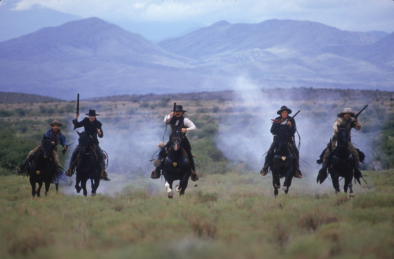 Wyatt Earp (Kurt Russel) kämpft mit seinen Männern für Recht und Ordnung in Tombstone. – Bild: ZDF und Disney Wyatt Earp (Kurt Russel) kämpft mit seinen Männern für Recht und Ordnung in Tombstone. – Bild: ZDF und Disney