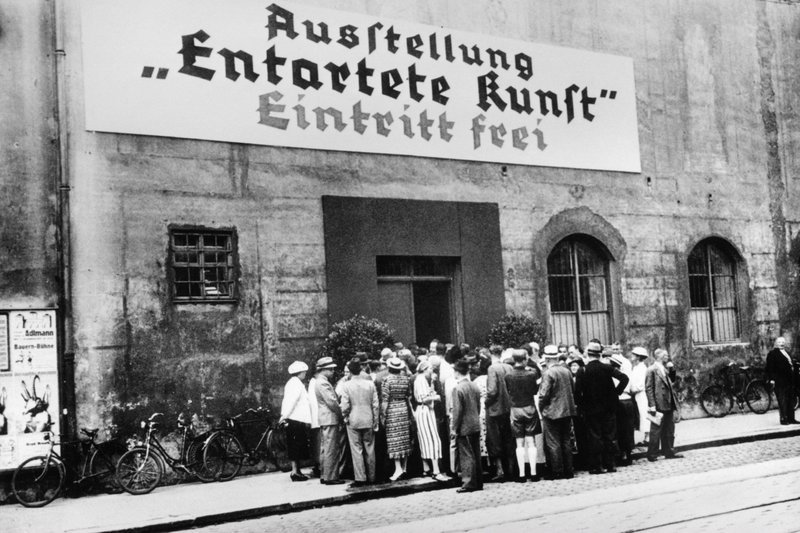 WDR Fernsehen ENTARTET, ENTEIGNET, ENTDECKT, „Die Spur der verschwundenen Bilder“, am Freitag (09.05.14) um 00:00 Uhr.
Ausstellung „Entartete Kunst“ 1937 in München. – Bild: WDR/​picture-alliance/​Judaica-Sammlung