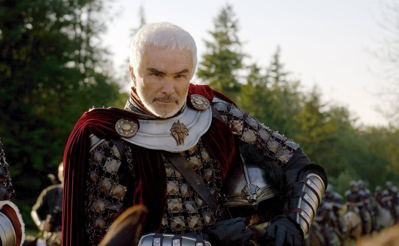 König Konreid (Burt Reynolds) wird von einem dunklen Magier herausgefordert. Kann er die Krieger seines Feindes aufhalten? – Bild: ATV König Konreid (Burt Reynolds) wird von einem dunklen Magier herausgefordert. Kann er die Krieger seines Feindes aufhalten? – Bild: ATV