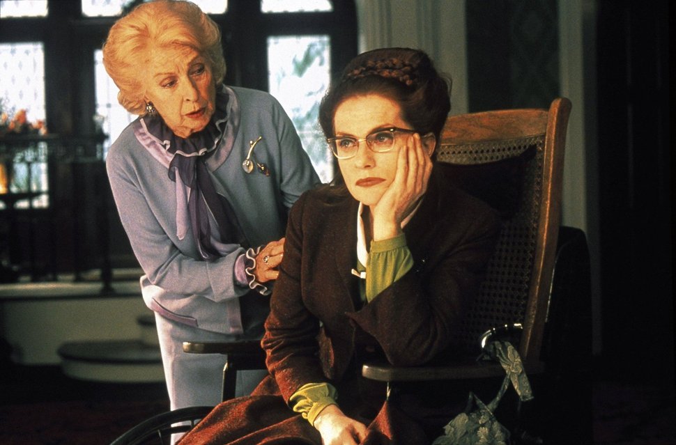 Auch Mamy (Danielle Darrieux, li.) und Augustine (Isabelle Huppert) sind in tiefer Trauer um den verblichenen Marcel. – Bild: Servus TV