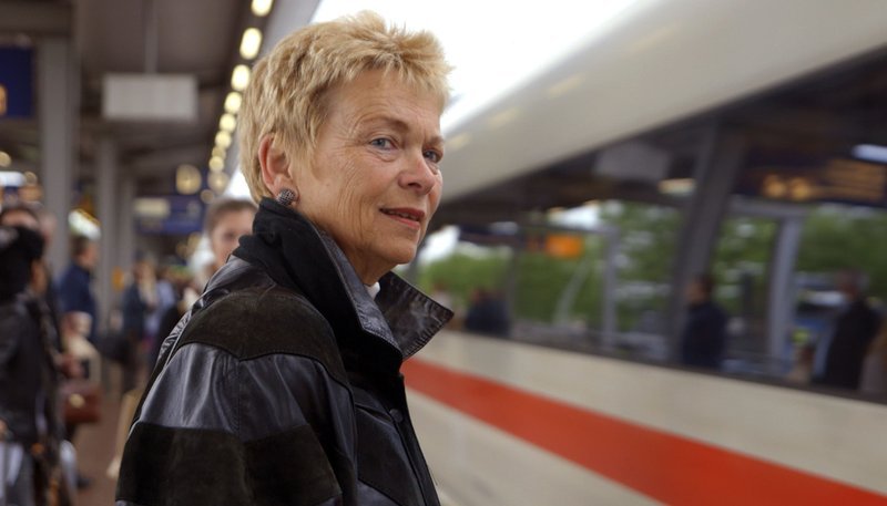 Setzt sich für faire Arbeitsbedingungen ein: Gisela Burckhardt von der Kampagne für saubere Kleidung. – Bild: WDR