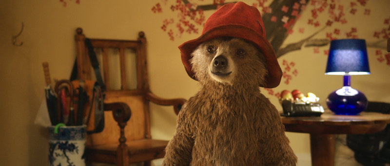 Hier möchte er bleiben: Paddington liebt das bunte Zuhause der Browns, dessen Treppenhaus auf magische Weise die Jahreszeiten mitzumachen scheint. – Bild: ZDF/Laurie Sparham Hier möchte er bleiben: Paddington liebt das bunte Zuhause der Browns, dessen Treppenhaus auf magische Weise die Jahreszeiten mitzumachen scheint. – Bild: ZDF/Laurie Sparham