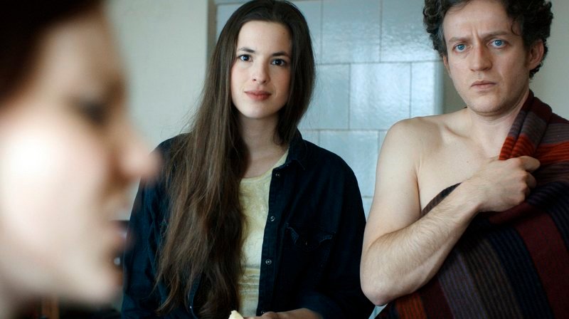 Anna (Alexandra Martini) und Thomas (Josef Heynert) im WG-Wahnsinn. – Bild: MDR/​ in one media