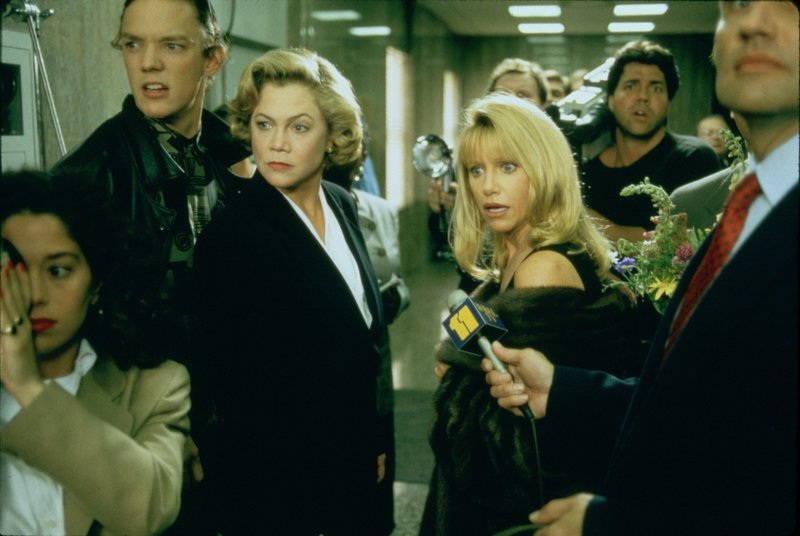 Das grausige Verbrechen von „Serial Mom“ Beverly Sutphin (Kathleen Turner, 3.v.l.) soll nun verfilmt werden. Starlet Suzanne Somers (Suzanne Somers, 3.v.r.) wird die Rolle der Mörderin übernehmen. – Bild: ZDF und Phillip V. Caruso.