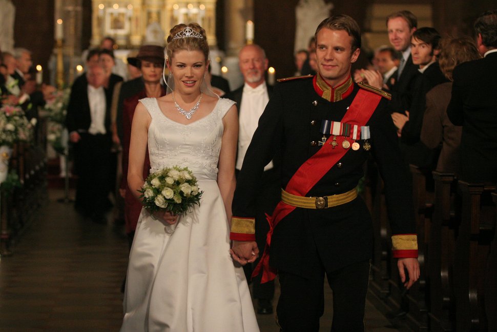 L-R: Paige Morgan (Kam Heskin), Prince Edvard (Luke Mably) – Bild: Disney Channel