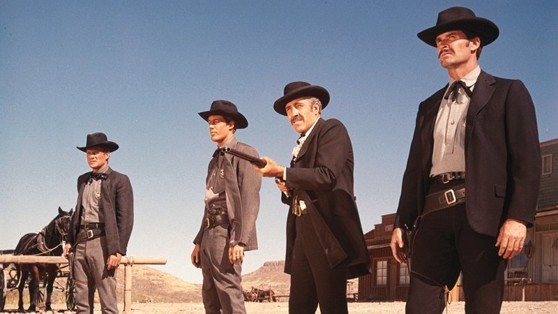 Doc Holliday (Jason Robards, 2.v.r.), Wyatt Earp (James Garner, r.) – Bild: RTL NITRO /​ © 1967 METRO-G