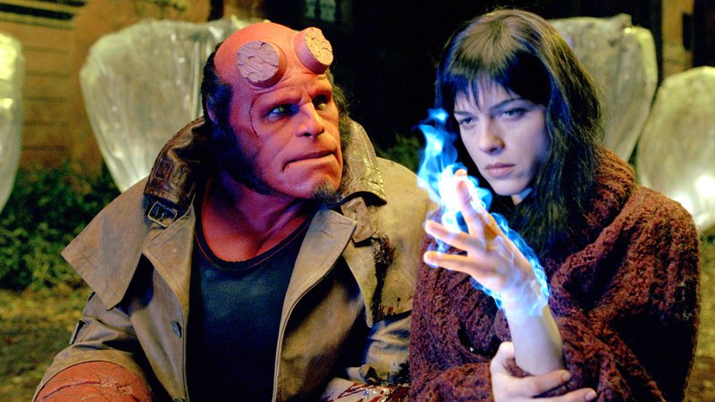 Hellboy (Ron Perlman) und Liz (Selma Blair) – Bild: RTL Zwei