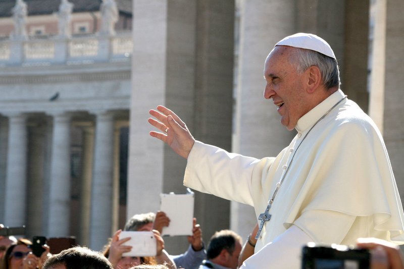 Neuer Stil im Vatikan: Einfach und nah bei den Menschen – Papst Franziskus bei einer Mittwochsaudienz auf dem Petersplatz. – Bild: ZDF und SWR/Bernd Seidl Neuer Stil im Vatikan: Einfach und nah bei den Menschen – Papst Franziskus bei einer Mittwochsaudienz auf dem Petersplatz. – Bild: ZDF und SWR/Bernd Seidl