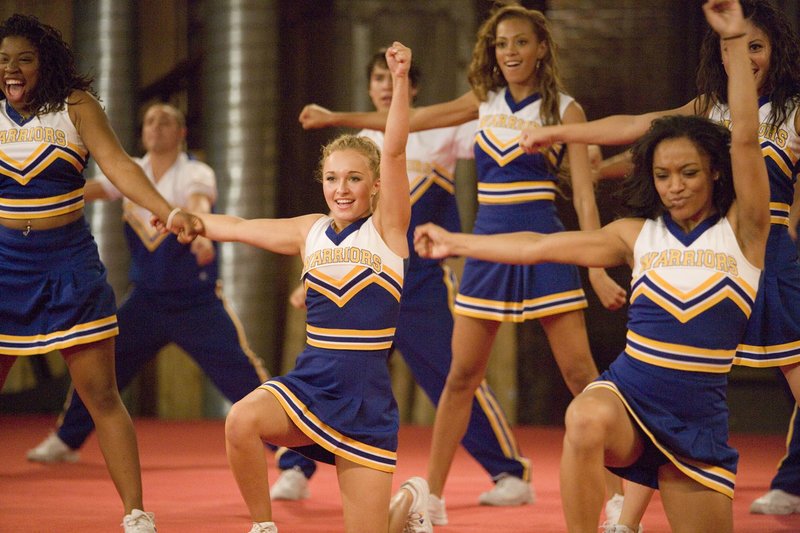 Mit Geduld und sportlichem Ehrgeiz schafft es Britney (Hayden Panettiere, Mitte), sich Camilles Respekt und einen Stammplatz im Cheerleader-Team zu erarbeiten. – Bild: RTL Zwei