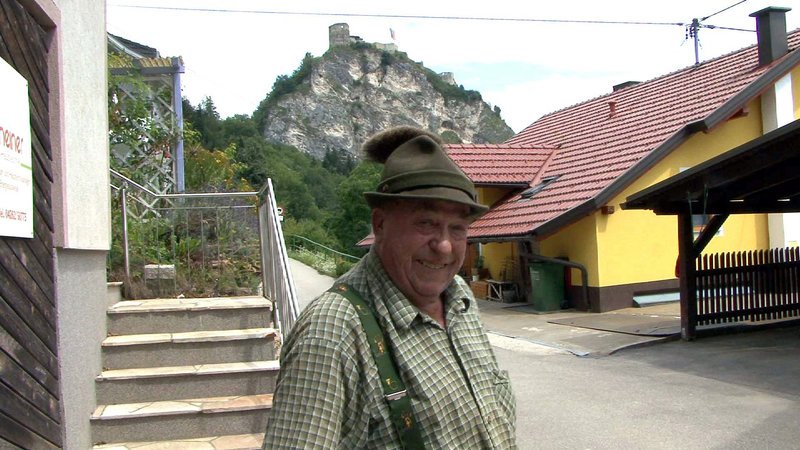 „Griffen – Auf den Spuren von Peter Handke“, Der Theaterregisseur, Filmemacher und Autor Bernd Liepold-Mosser besucht seine Heimatgemeinde am Rande des zweisprachigen Gebiets in Unterkärnten, um über die Menschen und ihr Verhältnis zum „großen Sohn“ Griffens, den Dichter Peter Handke zu erzählen. Die Spurensuche führt zu den ungelösten Widersprüchen und Ambivalenzen des Ortes, die mit dem Lebensraum einer kleinen Marktgemeinde und der verdrängten zweisprachigen Geschichte zu tun haben. Auf den Spuren Peter Handkes wird „Griffen“ zu einem Film über Literatur, Politik und das Leben in der Provinz. Veroeffentlichung fuer Pressezwecke honorarfrei ausschliesslich im Zusammenhang mit oben genannter Sendung oder Veranstaltung des ORF bei Urhebernennung. Foto: ORF/​Kranzelbinder Gabriele Production. Anderweitige Verwendung honorarpflichtig und nur nach schriftlicher Genehmigung der ORF-Fotoredaktion. Copyright: ORF, Wuerzburggasse 30, A-1136 Wien, Tel. +43-(0)1–87878–13606 – Bild: ORF /​ Kranzelbinder Gabriele Production