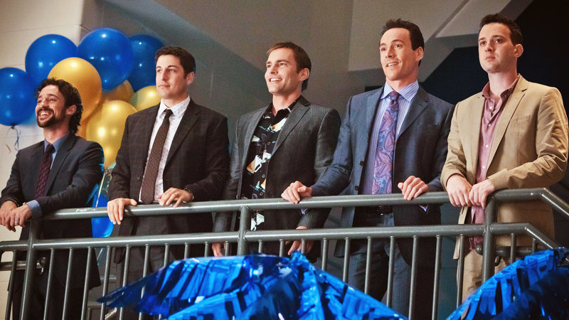 Kevin (Thomas Ian Nicholas, li.), Jim (Jason Biggs, 2.v.li.), Stifler (Seann William Scott, Mitte), Oz (Chris Klein, 2.v.re.) und Finch (Eddie Kaye Thomas) wiedervereint beim Klassentreffen – Bild: VOX Kevin (Thomas Ian Nicholas, li.), Jim (Jason Biggs, 2.v.li.), Stifler (Seann William Scott, Mitte), Oz (Chris Klein, 2.v.re.) und Finch (Eddie Kaye Thomas) wiedervereint beim Klassentreffen – Bild: VOX
