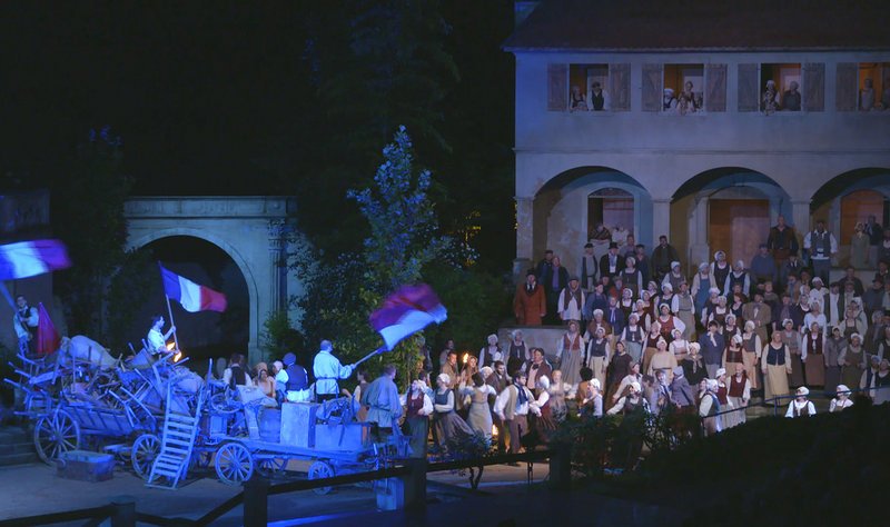 Volksszene in „Les Misérables“, Volksschauspiele Ötigheim. – Bild: SWR/​kurhaus production