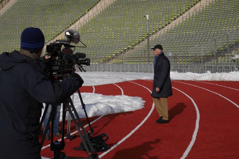 Franz Beckenbauer bei den Dreharbeiten im Olympiastadion München. – Bild: BR/​Frank Marten Pfeiffer/​Reiner Holzemer