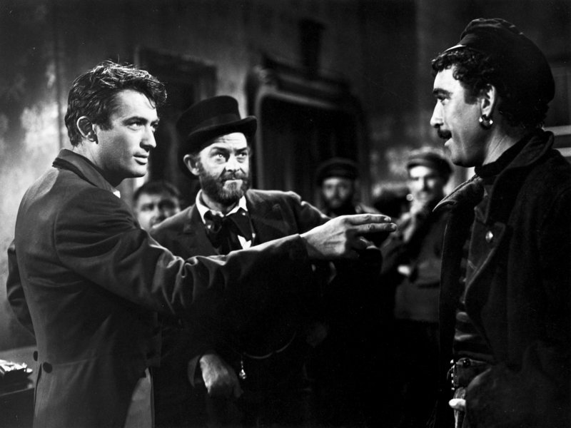 Jonathan (Gregory Peck, l.) lässt sich auf eine Wette mit Manuel (Anthony Quinn, r.) ein. – Bild: ZDF und Russell Metty