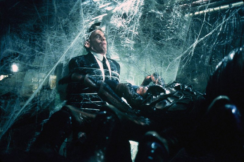 Der Größte der Riesen-Mutanten hat sich seinen Weg ins Freie gebahnt und vermehrt sich nun, indem er seine Eier in Menschen injiziert. (Szenenbild mit Billy Maddox als Colonel Dixon). – Bild: Tele 5