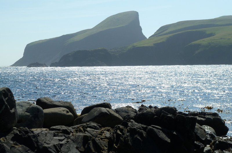 Sheep Rock, eine markante Felsformation im Osten von Fair Isle. – Bild: BR/​SR/​Peter Kruchten