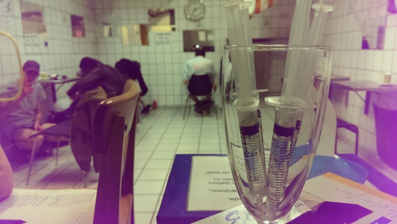 Suchtkranke können im Bahnhofsviertel in vier Konsumräumen unter Aufsicht Drogen konsumieren. – Bild: ZDF und Robert Heller Suchtkranke können im Bahnhofsviertel in vier Konsumräumen unter Aufsicht Drogen konsumieren. – Bild: ZDF und Robert Heller