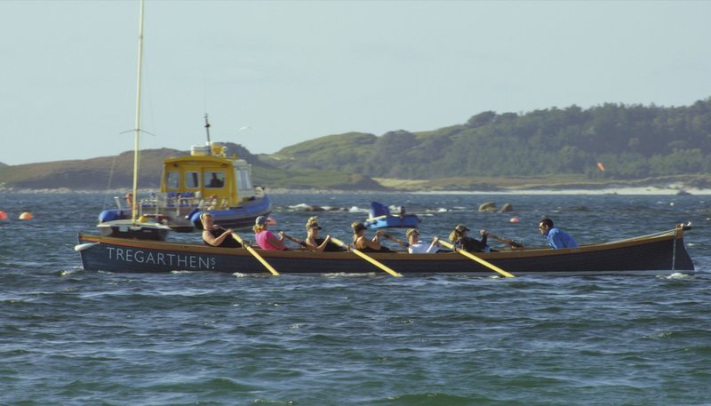 Einmal im Jahr treten die Bewohner der Scilly-Inseln in Gigbooten gegeneinander zum Ruderwettbewerb an. – Bild: NDR/​Mineworks Film