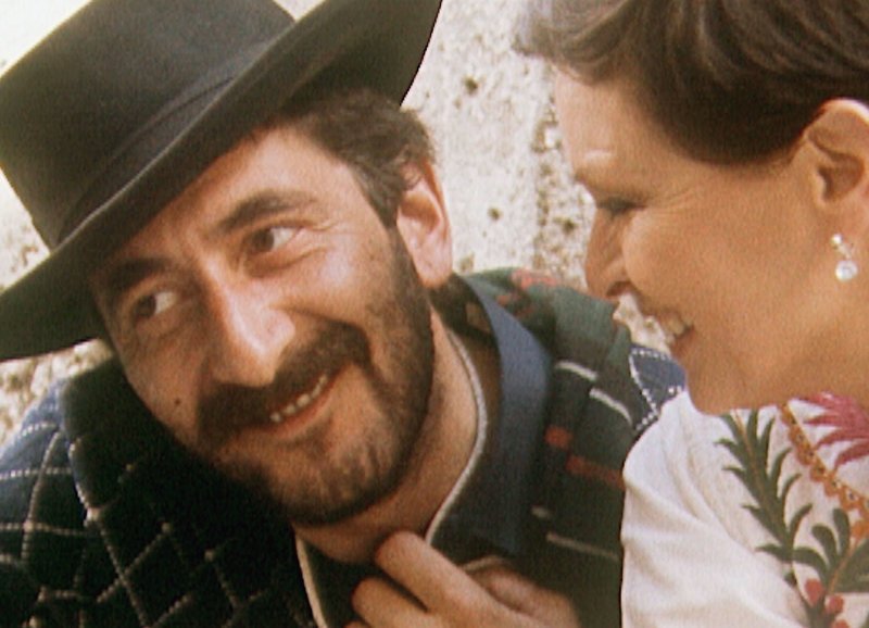Daniel Schmid mit Lucia Bosé während der Dreharbeiten zu «Violante» 1977 – Bild: ZDF und SRF/​Privat