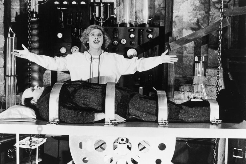 Dr. Frederick Frankenstein (Gene Wilder, hinten) möchte mit einer wiederbelebten Kreatur (Peter Boyle, vorn) ein Wunder vollbringen. – Bild: arte Dr. Frederick Frankenstein (Gene Wilder, hinten) möchte mit einer wiederbelebten Kreatur (Peter Boyle, vorn) ein Wunder vollbringen. – Bild: arte