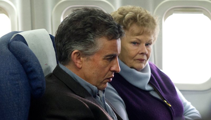 Philomena Lee (Judi Dench) und Martin Sixsmith (Steve Coogan) fliegen in die USA. – Bild: ARD Degeto/Pathe Productions Limited Philomena Lee (Judi Dench) und Martin Sixsmith (Steve Coogan) fliegen in die USA. – Bild: ARD Degeto/Pathe Productions Limited