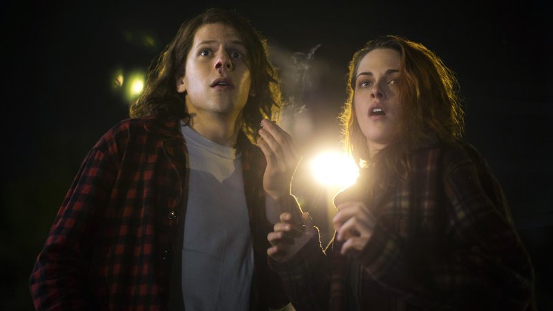 Mike Howell (Jesse Eisenberg) und Phoebe Larson (Kristen Stewart) – Bild: RTL Mike Howell (Jesse Eisenberg) und Phoebe Larson (Kristen Stewart) – Bild: RTL