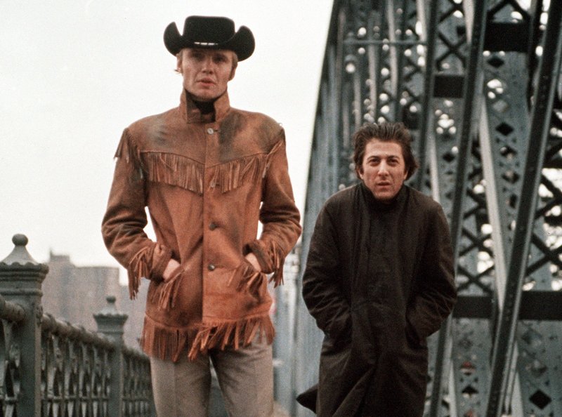 Der kränkelnde Tagedieb "Ratso" Rizzo (Dustin Hoffmann, rechts) und der Gelegenheitsstricher Joe Buck (Jon Voight) helfen sich gegenseitig beim Überlebenskampf auf den Straßen von New York. – Bild: BR/ARD Degeto Der kränkelnde Tagedieb "Ratso" Rizzo (Dustin Hoffmann, rechts) und der Gelegenheitsstricher Joe Buck (Jon Voight) helfen sich gegenseitig beim Überlebenskampf auf den Straßen von New York. – Bild: BR/ARD Degeto