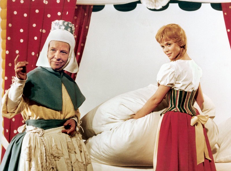 Frau Holle (Mathilde Danegger, li.), Goldmarie (Karin Ugowski). – Bild: MDR/Progress Frau Holle (Mathilde Danegger, li.), Goldmarie (Karin Ugowski). – Bild: MDR/Progress