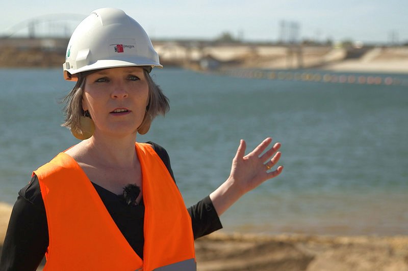 In Holland werden innerhalb von zwanzig Jahren 32 Projekte im Bereich Hochwasserschutz umgesetzt: Projektleiterin Andrea Voskens, Nijmegen, NL – Bild: ZDF /​ © Halbtotal Film/​Vita Spiess