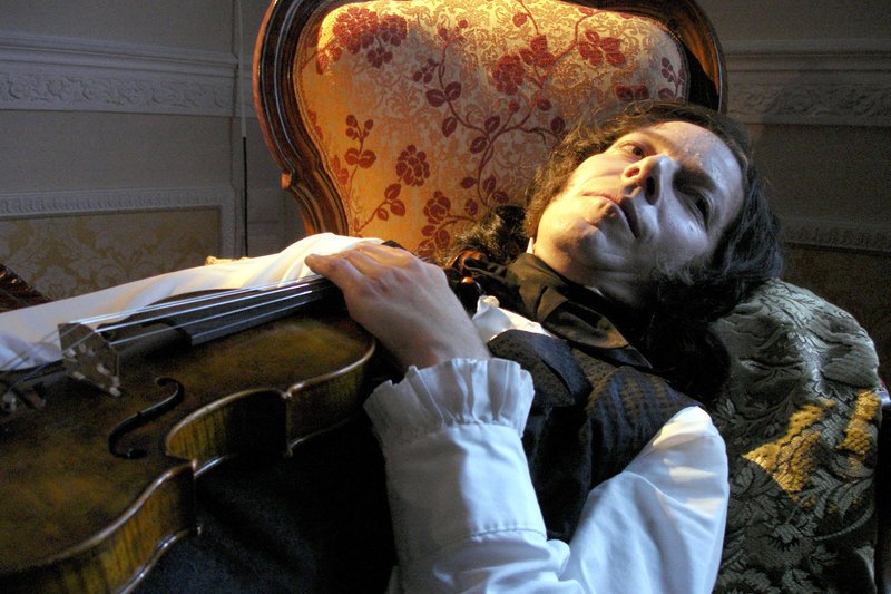 Nicoló Paganini (Ingolf Turban) ist nach seinen Konzerten in Mailand völlig erschöpft. – Bild: ORF