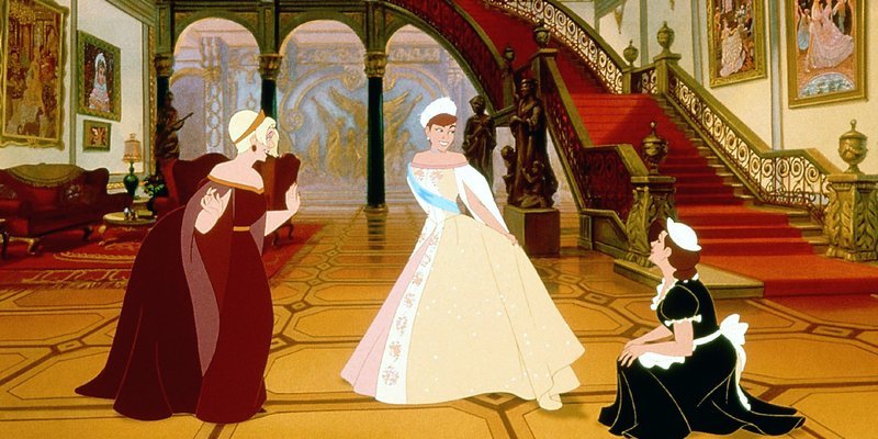 Prinzessin Anastasia (Mi.) ist überwältigt, dass sie wieder mit ihrer Großmutter, der Kaiserin Marie, vereint sein wird. Vorher wird sie allerdings darüber belehrt, wie sie sich zu verhalten hat. – Bild: SUPER RTL