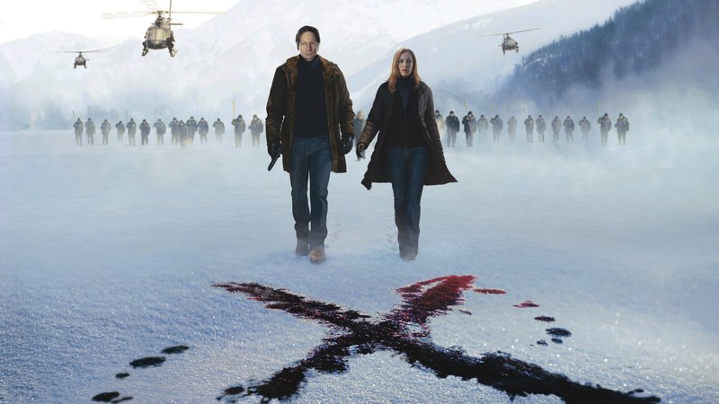 Fox Mulder (David Duchovny) und Dana Scully (Gillian Anderson) erwartet ein Fall, der sie an die Grenzen der Vorstellungskraft führt.. – Bild: RTL Zwei