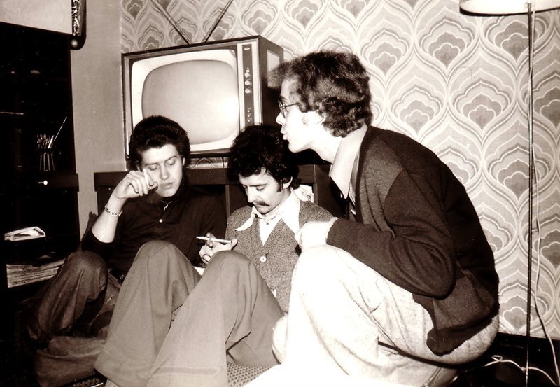 rbb Fernsehen DDR UNTERM REGENBOGEN, „Homosexuelle der DDR“, am Donnerstag (10.11.11) um 23:35 Uhr.
Homosexualität war in der DDR anfangs ein Tabu. Sie galt der SED- und Staatsführung als Überbleibsel bürgerlich-dekadenter Moral, das es zu bekämpfen galt. Gegen die Diskriminierung und Ausgrenzung setzten sich Schwule und Lesben zu Wehr.
Michael Eggers und Peter Rausch (Mitte), Gründungsmitglieder der Homosexuellen Initiative Berlin (HIB). – Bild: rbb