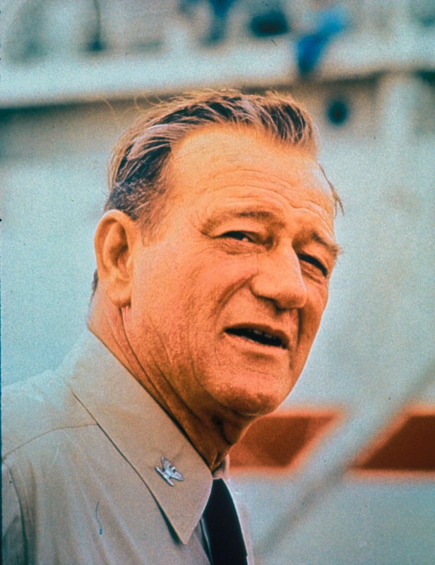 Kapitän Rockwell Torry (John Wayne) führt ein Kommando an, dass den Angriff auf Pearl Harbor rächen soll … – Bild: Kabel Eins Classics