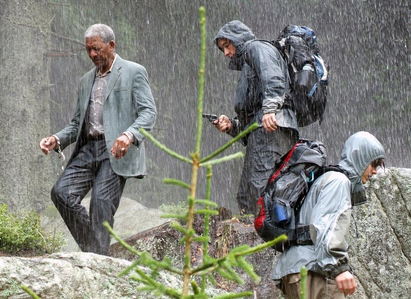 Unglücklicherweise fischen Ray (John Cusack, M.) und sein Sohn (Jamie Anderson, r.) einen Profikiller (Morgan Freeman, l.) aus einem Fluß fernab der Zivilisation ... – Bild: Millennium Films Lizenzbild frei Unglücklicherweise fischen Ray (John Cusack, M.) und sein Sohn (Jamie Anderson, r.) einen Profikiller (Morgan Freeman, l.) aus einem Fluß fernab der Zivilisation ... – Bild: Millennium Films Lizenzbild frei