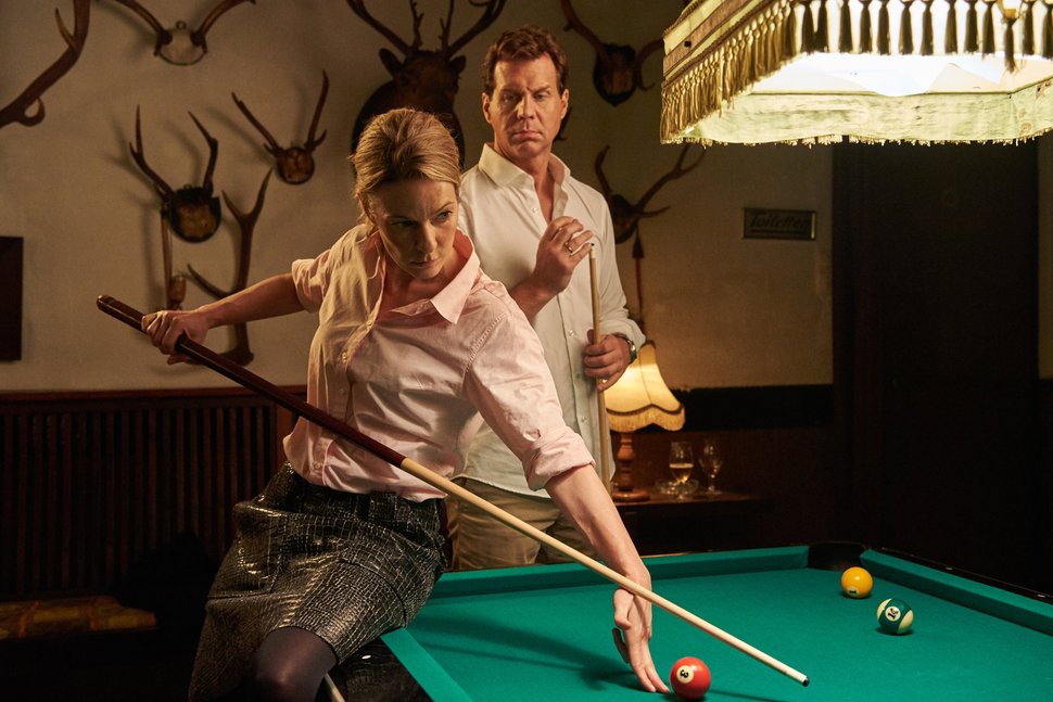 Eva (Lisa Martinek) überrascht ihren Mann Rainer (Thomas Heinze) mit ihrem virtuosen Billard-Spiel. – Bild: ZDF und Reiner Bajo