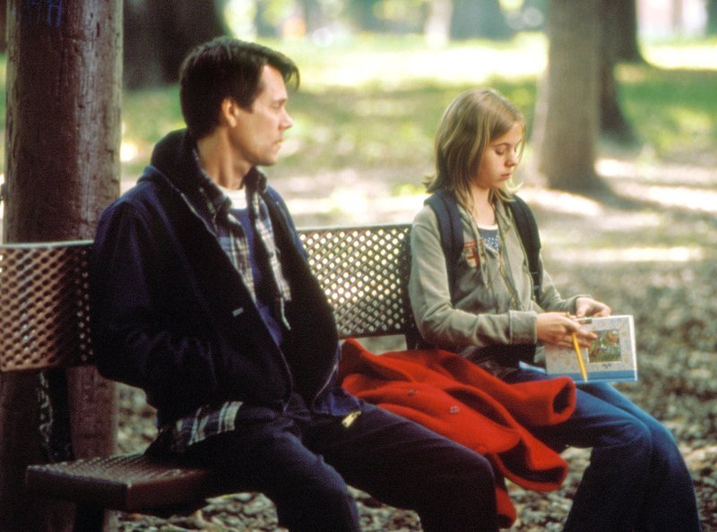 Der pädophile Walter (Kevin Bacon) freundt sich mit der kleinen Robin (Hannah Pilkes) an. – Bild: ARD Degeto