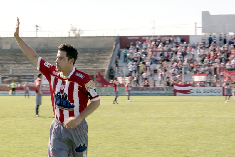 Patón (Esteban Lamothe), der nie in der ersten Liga gespielt hat, wird am Karriereende von den Fans verabschiedet. – Bild: ZDF /​ © G.Nieto/​Mutante Cine/​Morocha