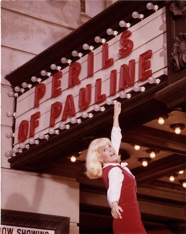 Pauline (Pamela Austin) – Bild: Universal Pictures and Herbert Leonard Enterprises, Inc. Lizenzbild frei