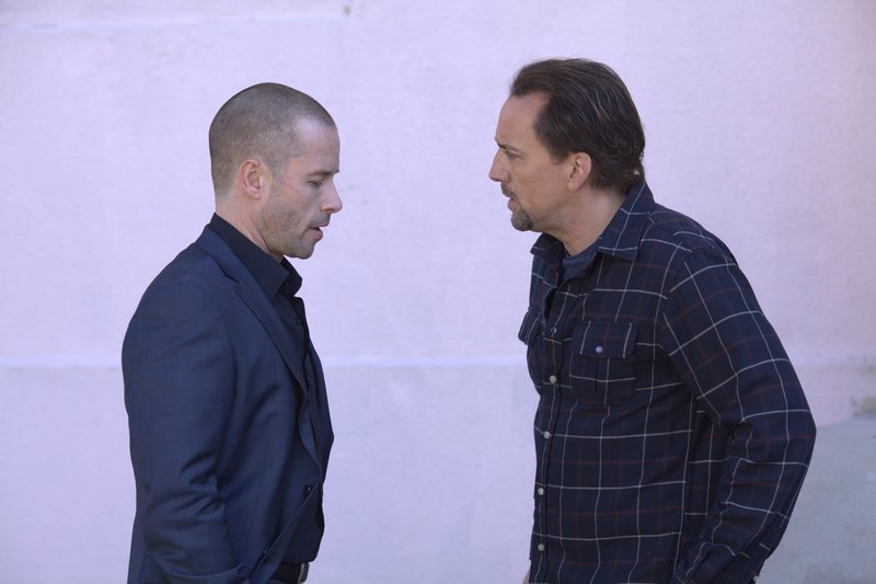 Simon (Guy Pearce, l.) bittet Lehrer Will (Nicolas Cage) um einen tödlichen Gefallen. – Bild: ZDF und Alan Markfield