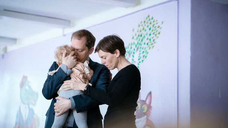 Peter (Godehard Giese) und Marie (Victoria Mayer) halten ihr Wunschkind Nina (Urszula) in den Armen. – Bild: WDR/​Alexander Fischerkoesen